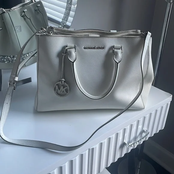 Michael Kors Sutton Purse - Picture 2 of 6